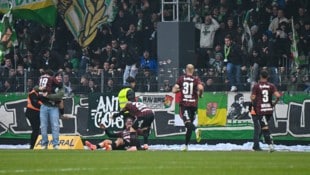 Robin Voisine (am Boden) traf per Rücken zum 2:1-Siegtor für Lustenau.