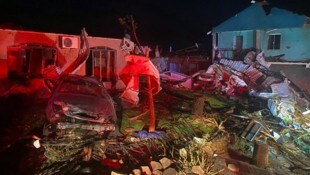 Rettungsteams durchsuchten Trümmerhaufen auf der Suche nach Überlebenden und Todesopfern.