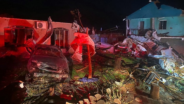 Rettungsteams durchsuchten Trümmerhaufen auf der Suche nach Überlebenden und Todesopfern.