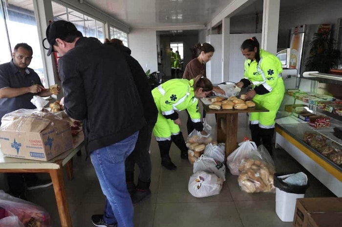 Freiwillige verteilen Lebensmittel und Wasser an die Einwohner.
