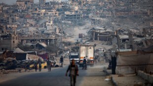 Vertriebene Palästinenser zwischen stark beschädigten Gebäuden im Flüchtlingslager Khan Yunis im ...