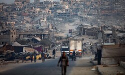 Vertriebene Palästinenser zwischen stark beschädigten Gebäuden im Flüchtlingslager Khan Yunis im ...