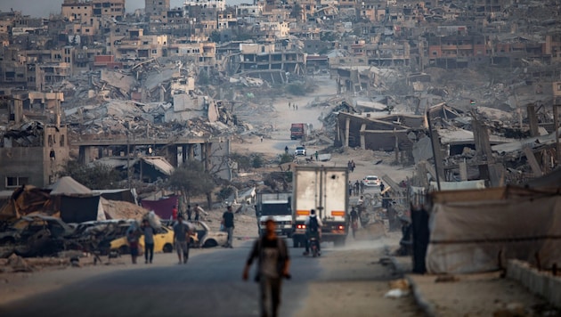 Vertriebene Palästinenser zwischen stark beschädigten Gebäuden im Flüchtlingslager Khan Yunis im ...