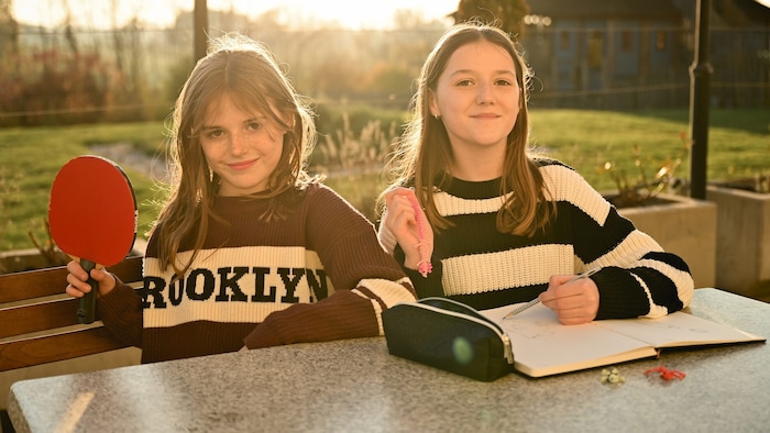 Die Schwestern lenken sich mit Hobbys von ihren traurigen Verlusten ab.