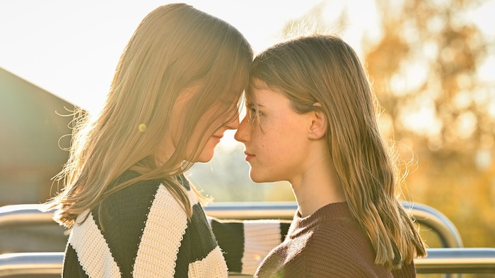 Das Verhältnis der Mädchen ist sehr innig zueinander.