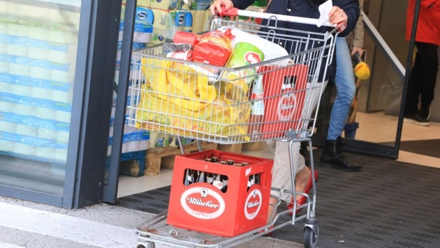 Der Einkaufswagen war voll, bezahlt hatten die Diebe jedoch nicht (Symbolfoto).