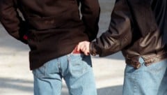 Als der 17-Jährige kein Geld mehr hergeben wollte, griffen die Unbekannten in seine Tasche.