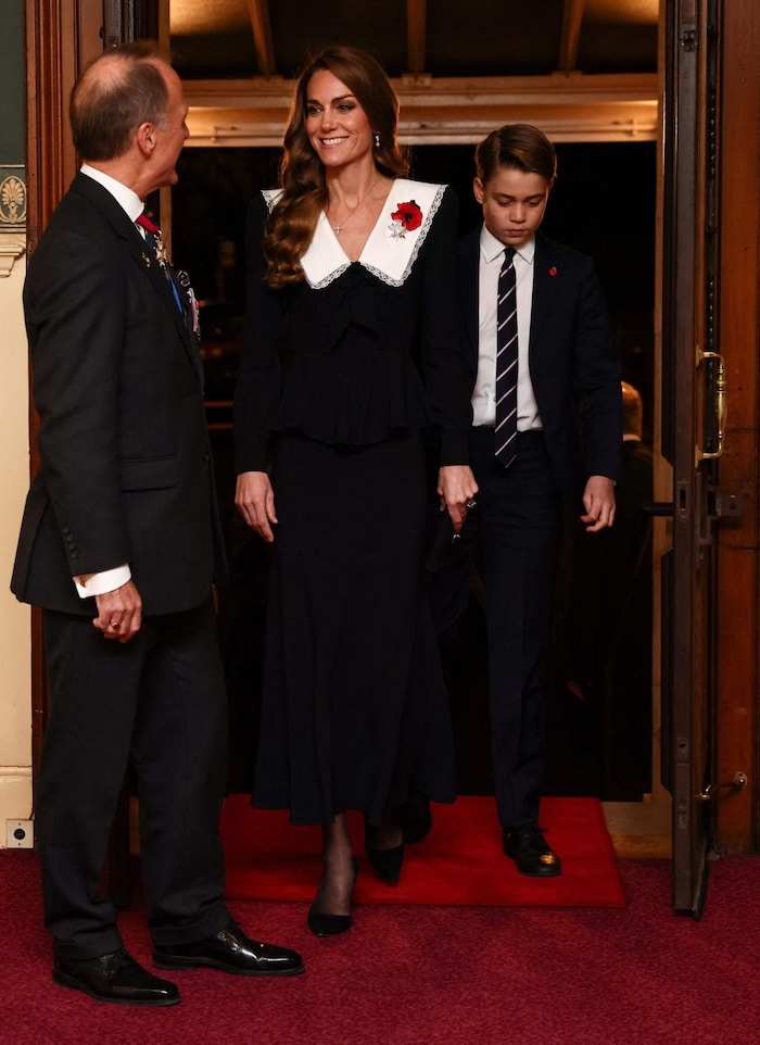 Prinzessin Kate trug bei dem Konzert ein Midi-Kleid aus Satin von Alessandra Rich, während ...
