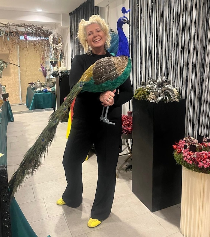 Maria mit dem Pfau als Symbol für die Christmas Gallery.