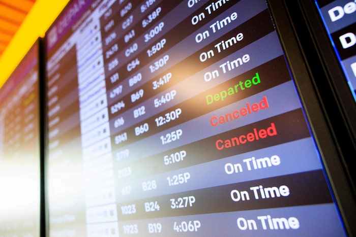 Wegen des Shutdowns mussten bereits Tausende Flüge in den USA gestrichen werden – Fluglotsen ...