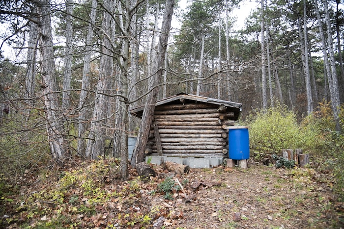 Diese kleine Holzhütte war Stein des Anstoßes und musste wieder entfernt werden. Jetzt steht sie ...
