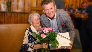 Bürgermeister Christian Scheider gratuliert der lebensfrohen Jubilarin zum 100. Geburtstag: ...