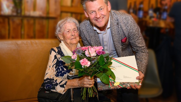 Bürgermeister Christian Scheider gratuliert der lebensfrohen Jubilarin zum 100. Geburtstag: ...