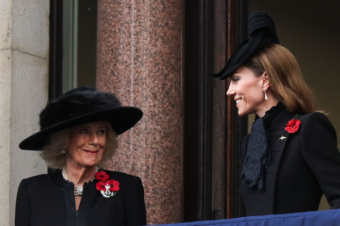 Camilla und Kate lächeln sich zu.