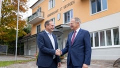 Landeshauptmann Thomas Stelzer gratulierte dem neuen Bürgermeister Gerald Nußbichler (ÖVP).