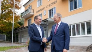 Landeshauptmann Thomas Stelzer gratulierte dem neuen Bürgermeister Gerald Nußbichler (ÖVP).