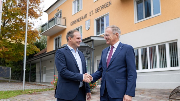 Landeshauptmann Thomas Stelzer gratulierte dem neuen Bürgermeister Gerald Nußbichler (ÖVP).
