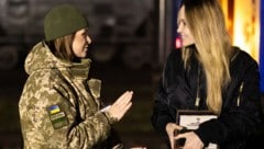 Angelina Jolie (rechts) mit einer ukrainischen Grenzschutzbeamtin, als sie die Ukraine nach ...