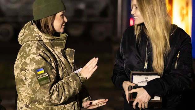 Angelina Jolie (rechts) mit einer ukrainischen Grenzschutzbeamtin, als sie die Ukraine nach ...