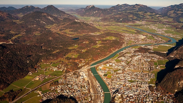 Die durchgeführte Klimaanalyse basiert auf Messdaten von Wetterstationen im Inntal (Bild). Neben ...