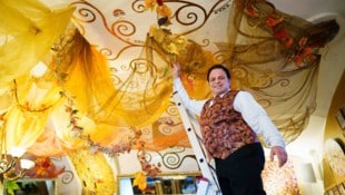 Im Schönbrunner Stöckl kümmert sich Matossian nicht nur um die Gäste, sondern auch um die Deko. ...