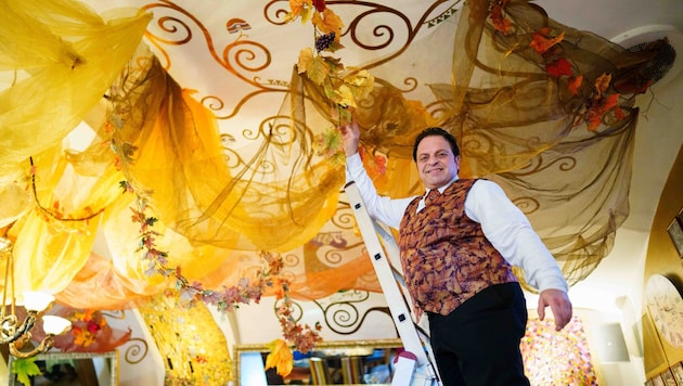 Im Schönbrunner Stöckl kümmert sich Matossian nicht nur um die Gäste, sondern auch um die Deko. ...