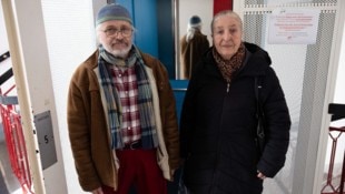 Otto Bauer mit Nachbarin Frau P. Vor allem für die älteren Mieter ist das Stiegensteigen schwer.