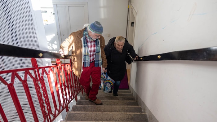 Mit dem Einkauf mehrere Stockwerke hinauf – für ältere Mieter ist das beschwerlich.