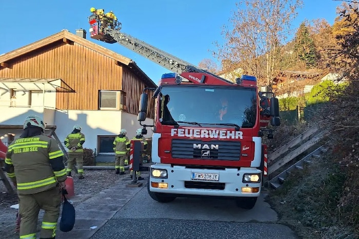 Die Feuerwehr versuchte die Katze mittels Drehleiter zu bergen, musste aber unverrichteter Dinge ...