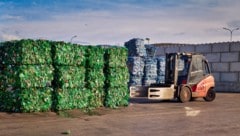 Anlieferung von Flaschen und Metall in Ballen von bis zu 350 Kilogramm