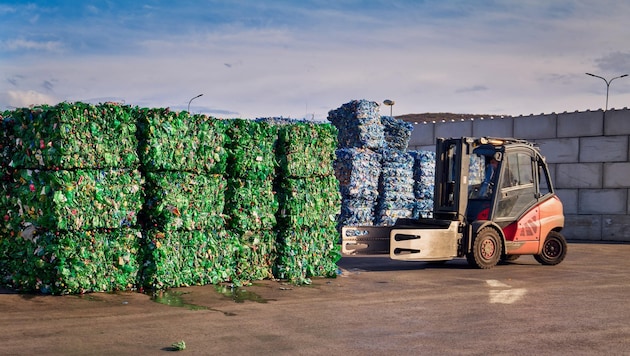 Anlieferung von Flaschen und Metall in Ballen von bis zu 350 Kilogramm