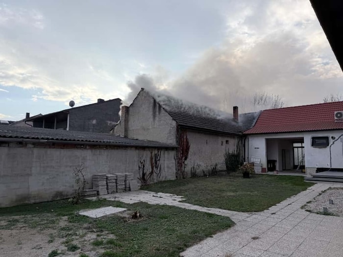Das Übergreifen auf andere Gebäude konnte dank des Einsatzes der Feuerwehren verhindert werden.
