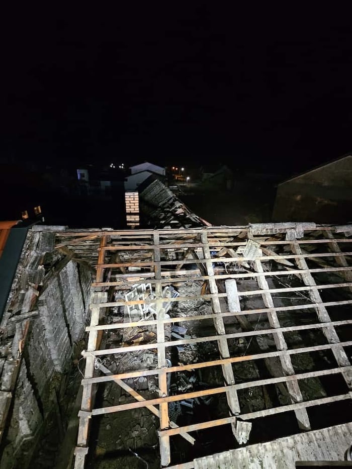 Der Dachstuhl ist zerstört.