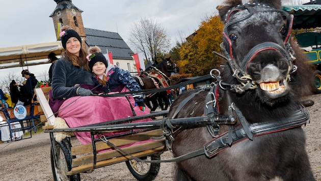 Bei der Ausfahrt der Reiter mitdabei: Verena mit Anna (5) aus Niederalm