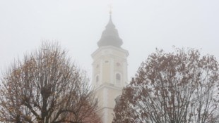 Am Tag nach dem tragischen Unglück lag dichter Nebel über der Innviertler Gemeinde Kopfing.