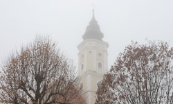Am Tag nach dem tragischen Unglück lag dichter Nebel über der Innviertler Gemeinde Kopfing.