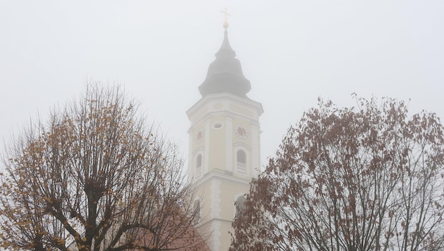 Am Tag nach dem tragischen Unglück lag dichter Nebel über der Innviertler Gemeinde Kopfing.