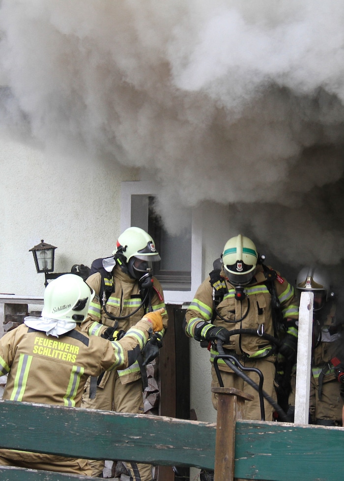 Die Feuerwehrleute mussten starken Atemschutz verwenden, um die Löscharbeiten durchzuführen.