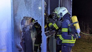 Einsatzkräfte der Feuerwehr Ulrichsberg bei Nachlöscharbeiten