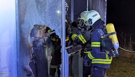 Einsatzkräfte der Feuerwehr Ulrichsberg bei Nachlöscharbeiten