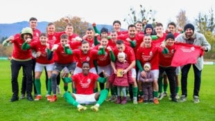 So sehen Herbstmeister aus: Halleins Crew nach dem 3:1 in Anif