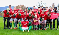 So sehen Herbstmeister aus: Halleins Crew nach dem 3:1 in Anif