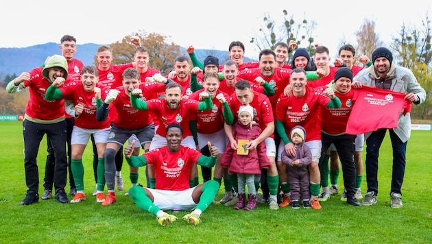 So sehen Herbstmeister aus: Halleins Crew nach dem 3:1 in Anif