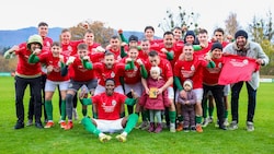 So sehen Herbstmeister aus: Halleins Crew nach dem 3:1 in Anif