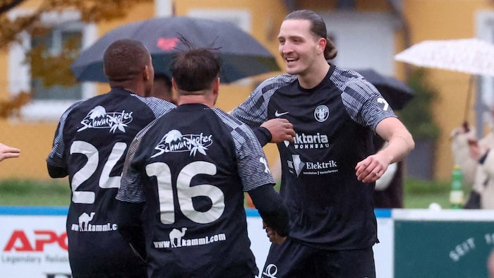 Waldmann (re.) fixierte Siezenheims Sieg, Offenhauser (l.) und Breitenthaler (M.) jubelten.