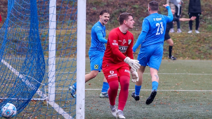 Probst (re.) schoss Bürmoos in Führung, Henndorf-Goalie Sallaberger war machtlos.