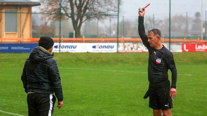 Gnadenlos verwies Referee Begovic Winterkönigs-Coach Lessacher des Feldes.