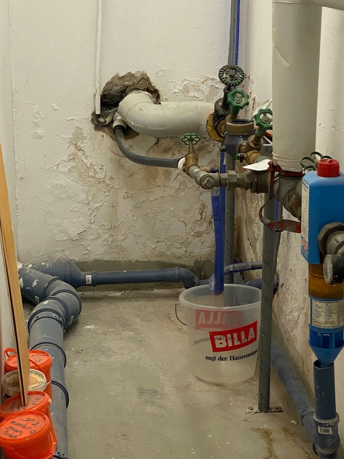 Feuchtschäden waren unter anderem im Technikraum sichtbar.