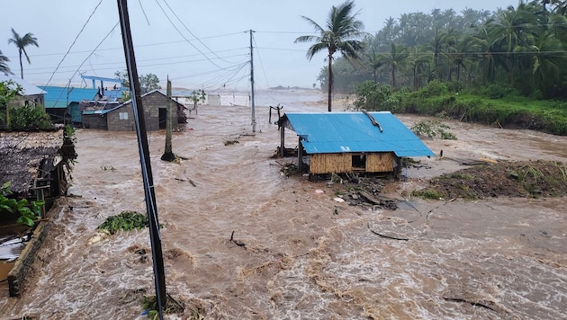 Tropische Wirbelstürme entstehen über warmem Ozeanwasser. Die zunehmende Erderwärmung erhöht ...