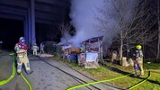 Unterhalb der Autobahnbrücke brannte eine Hütte.